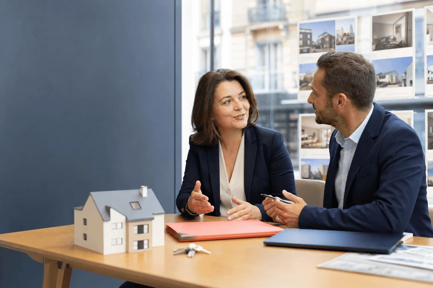 Agent immobilier et courtier coordonnant le financement d’un acquéreur dans une agence française