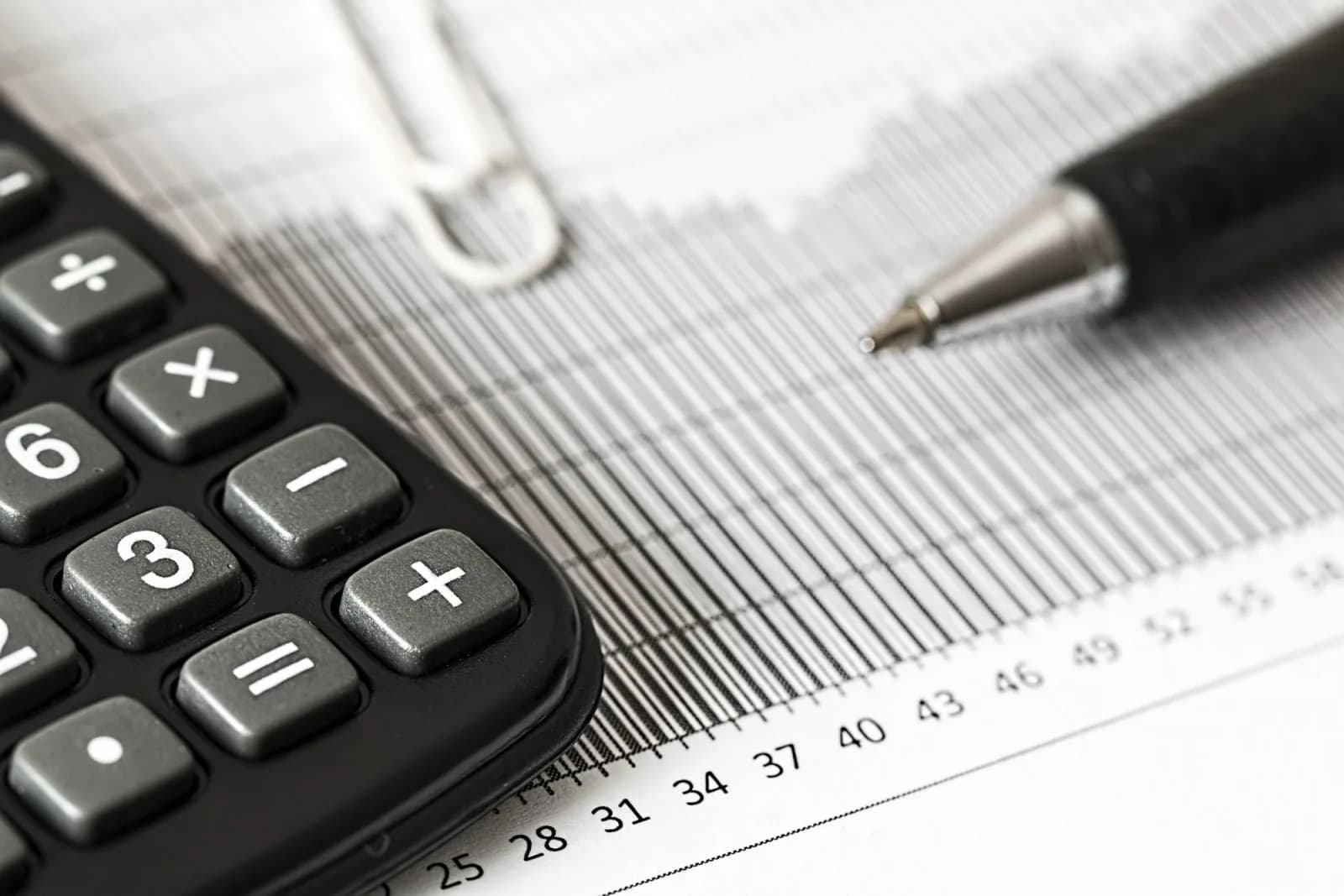 Dossier de financement avec pièces justificatives et calculatrice, préparé pour l'envoi en banque